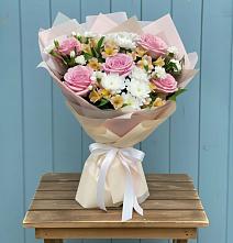 Букет цветов из:  Гвоздики, Орхидеи и Розы в Долгоруково