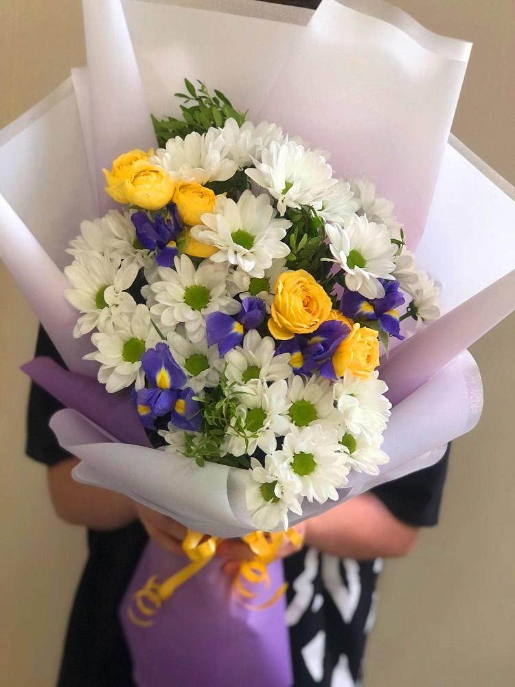 Букет цветов из: Ирисы, Хризантемы и Розы в Долгоруково