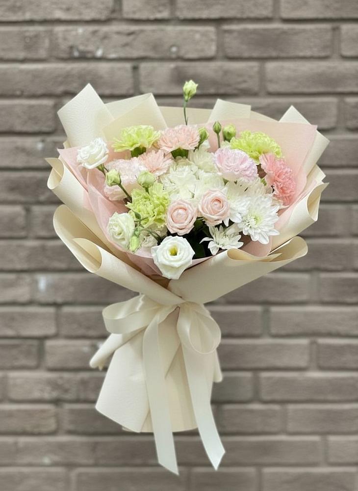 Букет цветов из: Гвоздики, Розы, Лизиантусы и Хризантемы в Долгоруково