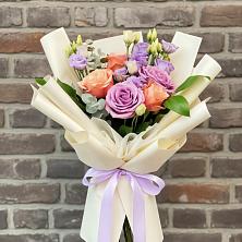 Букет цветов из:  Лизиантусы и Розы в Долгоруково
