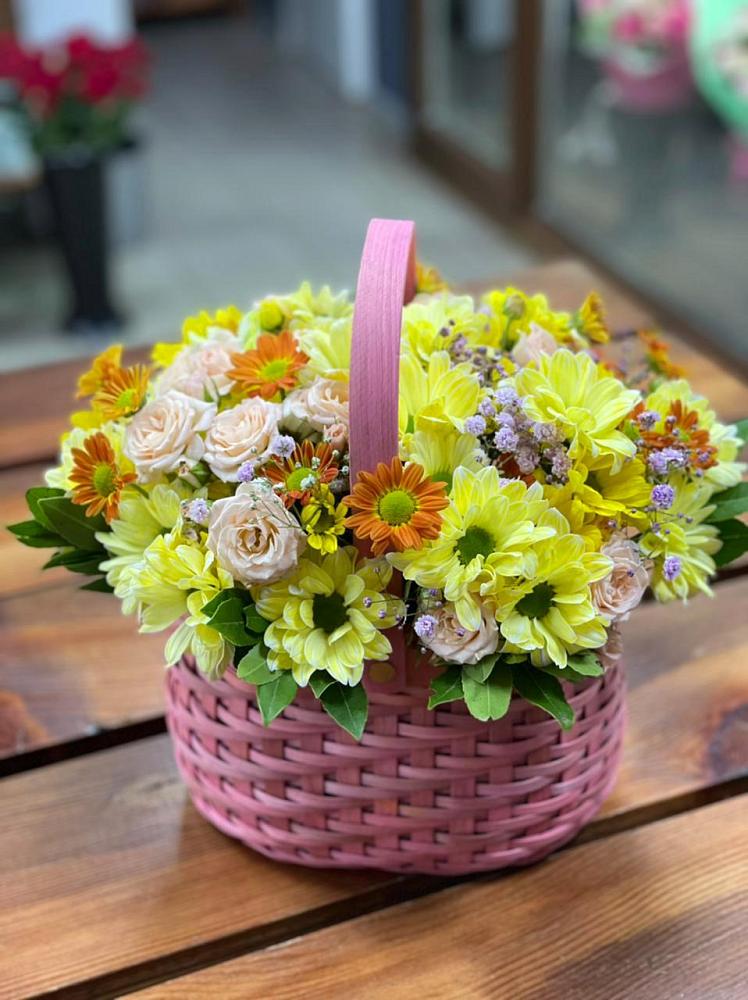 Цветочная композиция из Хризантемы и Розы в корзине в Долгоруково