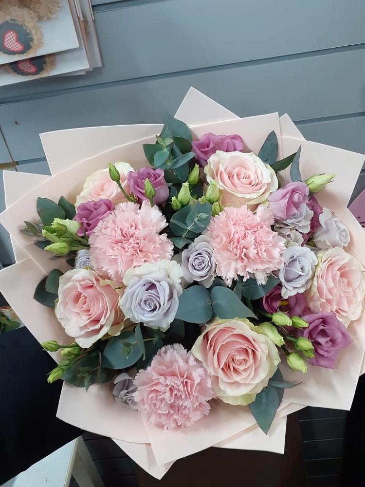 Букет цветов из: Розы, Гвоздики и Лизиантусы в Долгоруково